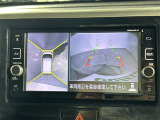 【全方位モニター】まるでクルマを真上から見下ろしたかのような視点で駐車をサポートします!クルマの斜め後ろや真横など、前後左右の4つのカメラの映像が合成されて、モニターに映し出されます。