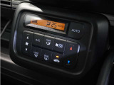 【オートエアコン】温度を設定すれば自動で快適な車内温度を保ちます。エアコン内部の高性能脱臭フィルターで車内のアレルゲンや花粉を除去。