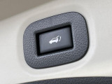 【パワーバックドア】スマートキーや運転席のボタンを押すだけでリアゲートが自動で開閉します!荷物を持っている時や、高い位置にあるバックドアを閉める際に便利な機能です♪