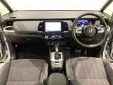 車内は光触媒抗菌消臭施工済です。インパネ周りはスタイリッシュなデザインで機能や装備も充実しています。グローブボックスやカップホルダーのほかにトレーなどたくさんの収納スペースが付いています。