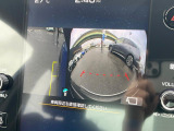 【フロント&サイドカメラ】ドライバーから見にくい死角部分を映像で確認できる前方と左側面にカメラを装着。見通しがきかない場所や住宅密集地などを運転することが多い人におすすめの安心装備です。
