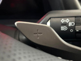 【パドルシフト】ハンドルから手を離さずに素早くシフトアップ&ダウンができるので、エンジンブレーキを使う下り坂や高速道路の合流で加速したい場面で役立ちます。