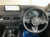 人間工学を駆使して設計された運転席周りのデザインで、ドライビングポジションも取り易く、快適な運転を楽しんでもらえます。