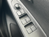 【パワーウィンドウ】運転席から全座席の窓の昇降操作が可能。お子様などの操作による予期せぬトラブルを防止できるロック機能もあります。