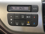 【オートエアコン】一度お好みの温度に設定すれば、車内の温度を検知し風量や温度を自動で調整。暑い…寒い…と何度もスイッチ操作をする必要はありません。快適な車内空間には必須の機能ですね♪