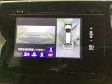 マルチビューカメラシステム搭載車です。お車の周囲を全方位でカバーします。後方・前方・両脇と、コンディションが悪い視界でもカラーモニターに映し出した映像がドライバーをサポートします。