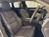 Ultimate専用パーフォレーテッドナッパレザーシートは運転席助手席ともマッサージ機能や、シートヒーターベンチレーションといった便利な機能がご利用いただけます。