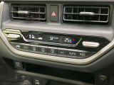 【オートエアコン】一度お好みの温度に設定すれば、車内の温度を検知し風量や温度を自動で調整。暑い…寒い…と何度もスイッチ操作をする必要はありません。快適な車内空間には必須の機能ですね♪