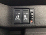 【両側パワースライドドア】両側がパワースライドドアになっており、運転席のスイッチやスマートキーでも開閉が可能です!開口部も広いので乗り降りも楽々♪