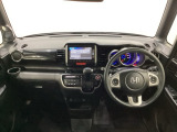車内は光触媒抗菌消臭施工済です。スタイリッシュなデザインでスポーティなインパネ周りを演出します。グローブボックスやカップホルダーのほかにトレーなどたくさんの収納スペースが付いています。