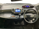 車内は光触媒抗菌消臭施工済です。インパネ周りはスタイリッシュなデザインです。グローブボックスやカップホルダーのほかにトレーなどたくさんの収納スペースが付いています。