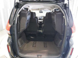 【トランクスルー機構】後席を前に倒してトランクルームとつなげ、長尺物の収納を可能にするトランクスルー機構も備えています。
