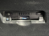 【ETC2.0(DSRC/ITSスポット)】ETCカードを挿入すれば料金所はノンストップで通過できます。ETC限定の割引や、高速道路の情報提供サービスを利用できます。