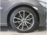 純正のアルミホイール装着車です。タイヤサイズは215/45R17です。