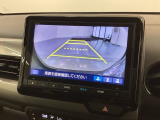 リバースギアに入れるだけで後方の表示へ切り替わります。夜間や雨の日の駐車も楽になりますよ。