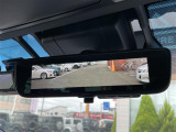 【デジタルインナーミラー(トヨタ)】車両後方カメラの映像をルームミラーに映すことが出来ます。 そのため、後席に人や荷物があって後方が見えづらい場合でもしっかり視界を確保することが出来ます。