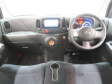 使いやすく運転しやすいレイアウトの運転席回り。