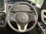 インテリアに合わせたデザインのステアリングは、運転される方のことも考え、運転しやすい形状、大きさです。是非一度、実際に触ってお確かめください。