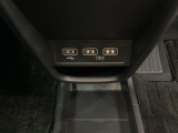 セレクトレバーの下に、スマートフォンなどの充電可能なUSB端子が2個、音源などの外部入力の可能なUSB端子が1個ついています。移動中に充電もできるので便利です。