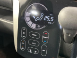 【オートエアコン】一度お好みの温度に設定すれば、車内の温度を検知し風量や温度を自動で調整。暑い…寒い…と何度もスイッチ操作をする必要はありません。快適な車内空間には必須の機能ですね♪