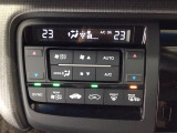 【左右独立オートエアコン】左右席で独立温度コントロールが可能です。運転席はキンキンに冷やして助手席はマイルドにと言った設定が可能です☆暑さ寒さでケンカすることもなくなりますね♪