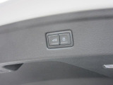 オートマチックテールゲートは運転席・リモコンからも操作可能です。高さの設定も自由に出来ます。