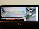 パノラミックビューモニター付きです。車両を上から見たような映像をモニター画面に表示。運転席からの目視では見にくい、車両周辺の状況をリアルタイムでしっかり確認できます。