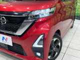 【LEDヘッドライト】悪天候や夜間走行時も良好な視界を確保し安心して運転できる高輝度LEDヘッドライトを装備!点灯速度が早く、消費電力も抑えられています。