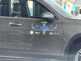 運転席側のフロントウィンドウに車速やナビゲーションの情報を投影するヘッドアップディスプレイ装備。視点移動が少なくなり、ドライバーの安全と目の疲労の軽減に配慮しています。