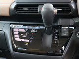 『1台』のお車に対して、3名体制で日々議論を重ね仕入れを行っております。