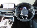 【運転席インテリアデザイン】左右対称のインテリアデザインでドライバーを包み込み運転に集中できるように設計されています。