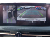 【インテリジェントアラウンドビュ-モニタ-】駐車中のクルマを、上空から見下ろしているかのような映像にして表示します。ひと目で周囲の状況がわかるため、スムースに駐車できます。
