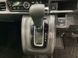 CVT車のセレクトレバーです。低速から高速まで、変速ショックのないスムーズな走りと、エンジン効率のよい領域を維持して燃費にも貢献します。サイドブレーキはスイッチ操作の電子制御パーキングブレーキです。