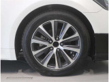 純正のアルミホイール装着車です。タイヤサイズは215/55R17です。
