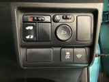 左側電動スライドドアは運転席から操作ができるよう、操作スイッチが付いています。VSA(ABS+TCS+横滑り抑制)解除スイッチなども装備しています。