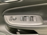 パワーウインドウは運転席でドア4枚とも上下の操作ができるようになっています。子供さんが勝手に操作できないようにロックすることも可能です。