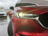 【アダプティブLEDヘッドライト】夜間走行時に先行車や対向車の状況をクルマが判断。ヘッドランプの照射範囲や明るさを自動的に変化させます。