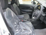 届出済未使用車ですので内装もキレイです♪ また、シートカバーの取付等も承ってましたのでお気軽にご相談ください♪