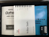 スマートキーは鍵をバッグに入れたままでもドアロックの開閉やエンジンのON・OFFができます。夜間や雨の日も鍵を探さなくて良いので便利です。