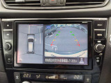 全周囲カメラ(アラウンドビューモニター)でまっすぐ車庫入れが出来ているか確認できます!