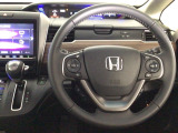 【ハンドル】運転にかかわる様々な操作を安全に行えるように視点移動が少なく操作性に配慮されたスイッチ類が凝縮されたコックピットです。