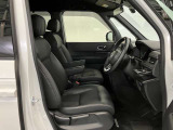 ゆったり、しっかりと座れるシートに運転席は高さ調節可能なハイトアジャスター付き!シート位置の前後と高さ、レバーの上下左右の調節で自分にあったポジションを見つけることができます!