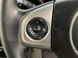 ステアリングスイッチがついていますので、オーディオのチャンネル変更、ボリューム、ジャンル変更が操作可能です。ハンドルから手を離さず安全に操作できます。