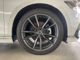 235/40R19モビリティタイヤにR-Line専用のアルミホイールを装着しております。