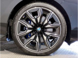【BMWアロイホイル】軽量かつ強度に拘ったアロイホイル。走行性能ポテンシャルを引き出す設計。車の足元を引き締めてくれる大きなポイントはアロイホイルです。