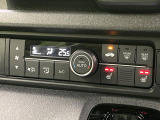 【オートエアコン】一度お好みの温度に設定すれば、車内の温度を検知し風量や温度を自動で調整。暑い…寒い…と何度もスイッチ操作をする必要はありません。快適な車内空間には必須の機能ですね♪
