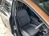 快適に運転できるドライブポジション!運転席シートリフターとチルト&テレスコピック付きステアリングで、女性でも無理のない運転姿勢がとれます。