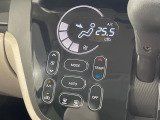 【オートエアコン】一度お好みの温度に設定すれば、車内の温度を検知し風量や温度を自動で調整。暑い…寒い…と何度もスイッチ操作をする必要はありません。快適な車内空間には必須の機能ですね♪