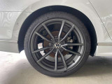 235/40R19モビリティタイヤにR-Line専用のアルミホイールを装着しております。