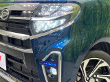 【LEDヘッドライト】悪天候や夜間走行時も良好な視界を確保し安心して運転できる高輝度LEDヘッドライトを装備!点灯速度が早く、消費電力も抑えられています。